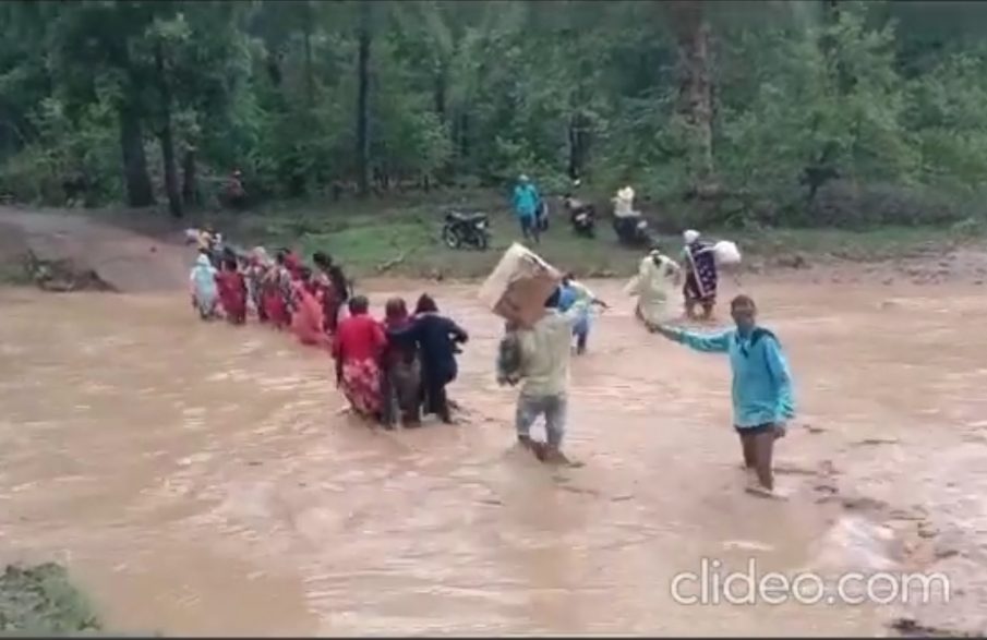 CG FLOOD VIDEO : तेज बारिश से कई इलाकों में बाढ जैसे हालात....कई इलाकों का मुख्यालय से संपर्क टूटा, जान जोखिम में डालकर लोग पार कर रहे हैं नदी-नाला