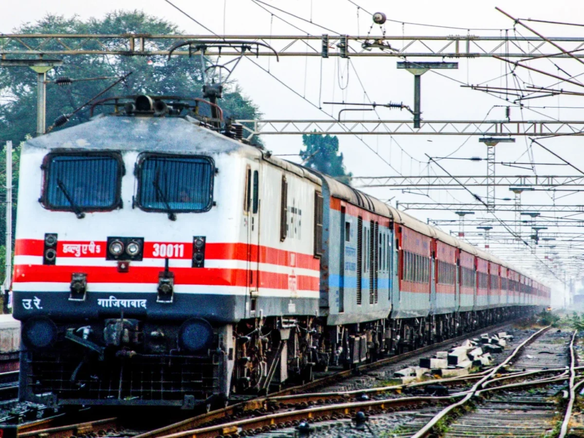 CG : एक्सप्रेस ट्रेन के एसी कोच से 11 लाख नकदी और सामानों की चोरी, यात्रियों ने रायपुर में ट्रेन रोककर किया जमकर हंगामा