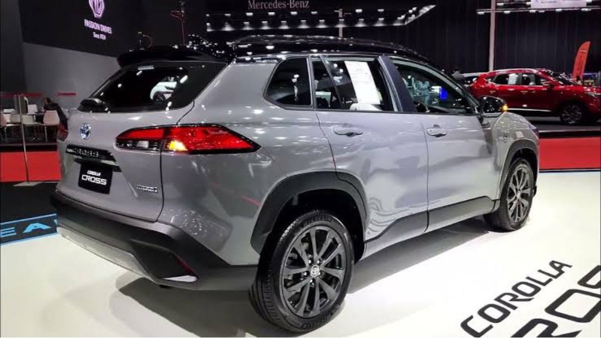 Fortuner को अम्मा याद दिलाने लॉन्च हुई धाकड़ फीचर्स वाली Toyota Corolla Cross की SUV कार