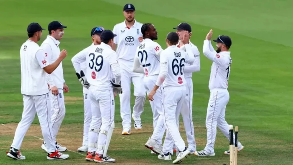 England defeated Pakistan by 194 runs to clinch the series.