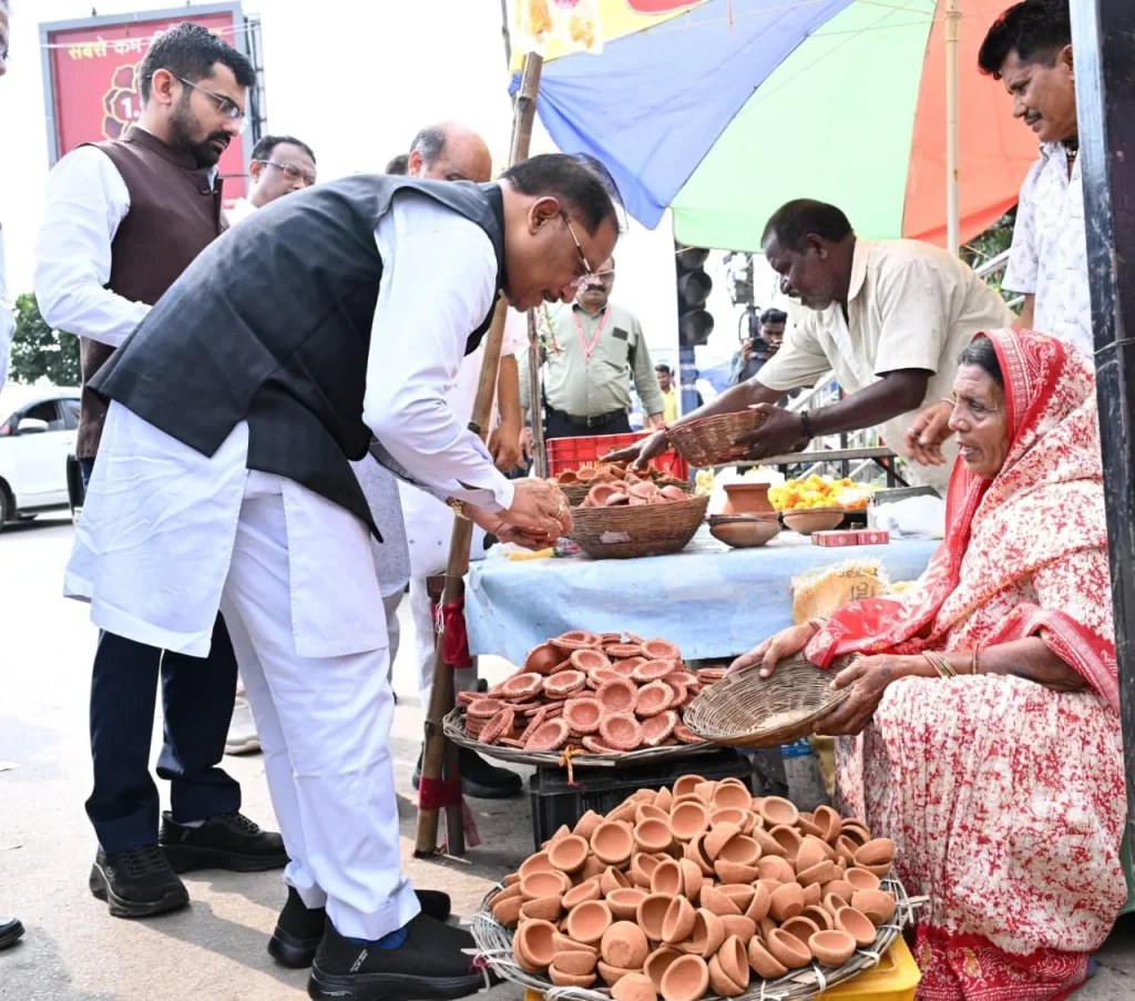 सड़क किनारे पसरे पर अचानक पहुंचे मुख्यमंत्री, मीरा के पसरे से खरीदा ‘आशीर्वाद का दीया’ पूछा – योजनाओं का लाभ मिल रहा है? मीरा ने बताया – महतारी वंदन की राशि भी मिल रही