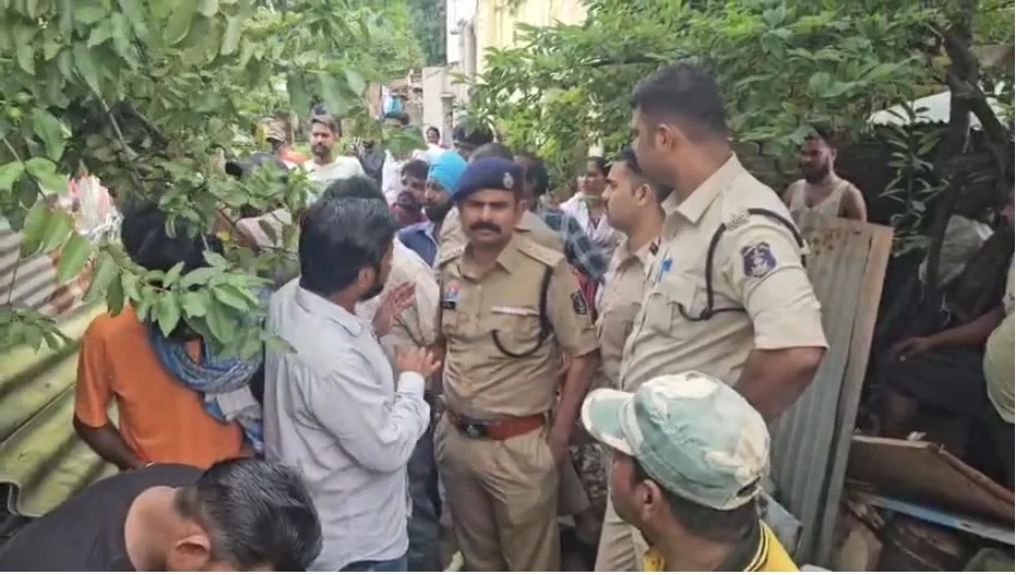 गटर से नवजात का शव मिलने से सनसनी, पत्थर रखकर छिपाने की कोशिश, पुलिस कर रही CCTV से आरोपी की तलाश