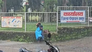 मूसलाधार बारिश में जिला पंचायत सदस्य का अनोखा विरोध, बैठक का बहिष्कार कर घंटों खुले में बैठीं आशिका कुजूर